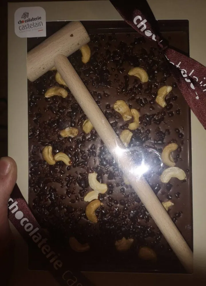 Chocolat à casser chocolat au lait, noix de cajou et caramel