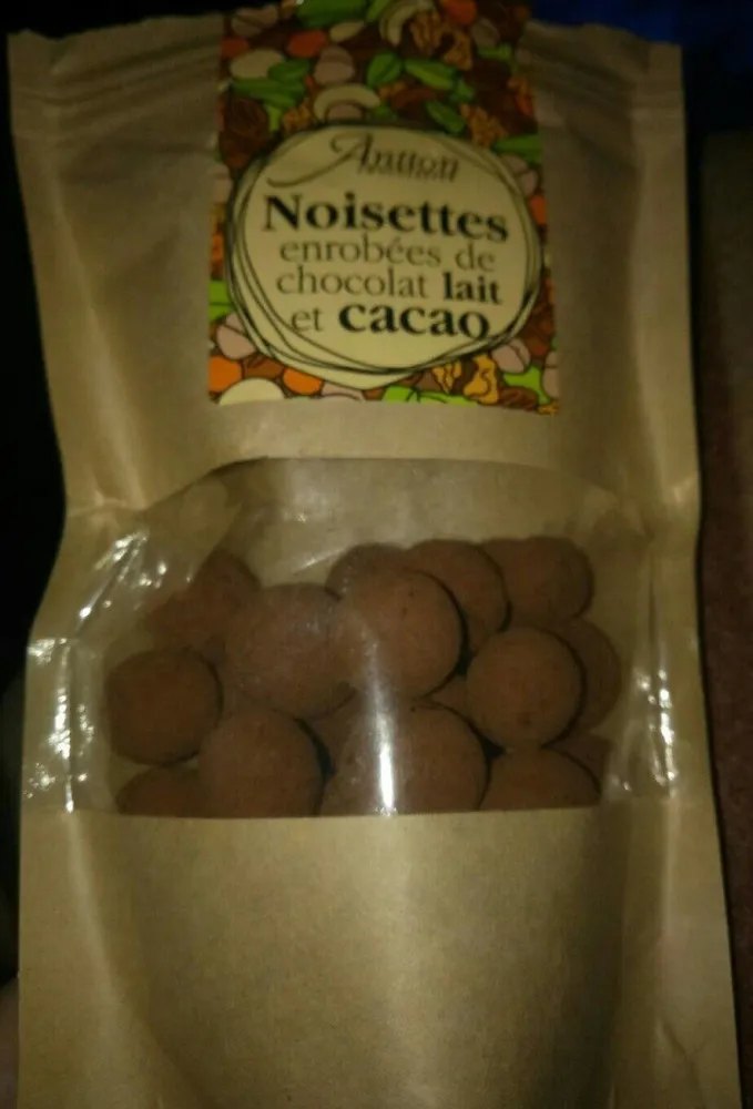 Noisettes enrobées de chocolat lait et cacao