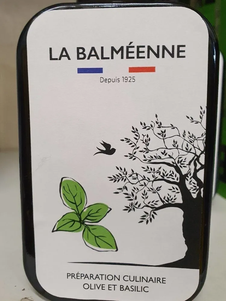 Préparation culinaire à base d'olives et basilic frais