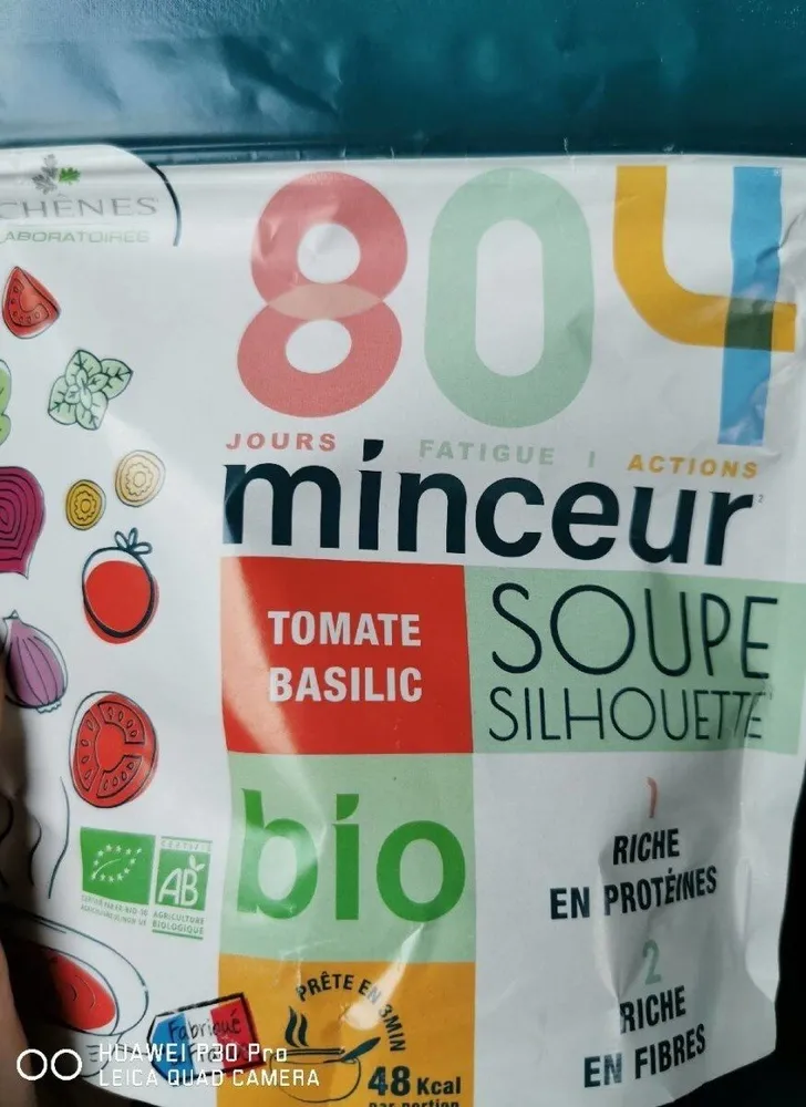 Soupe silhouette tomate basilic