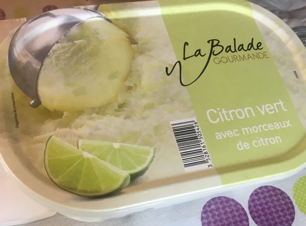 Citron vert avec morceaux de citron