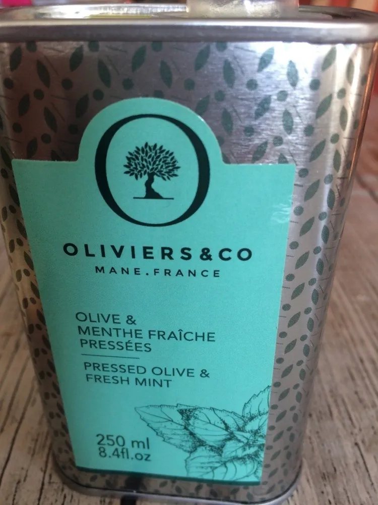 Huile olive et menthe fraiche pressees