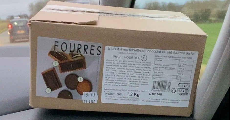 Biscuit avec tablette de chocolat au lait fourree au lait