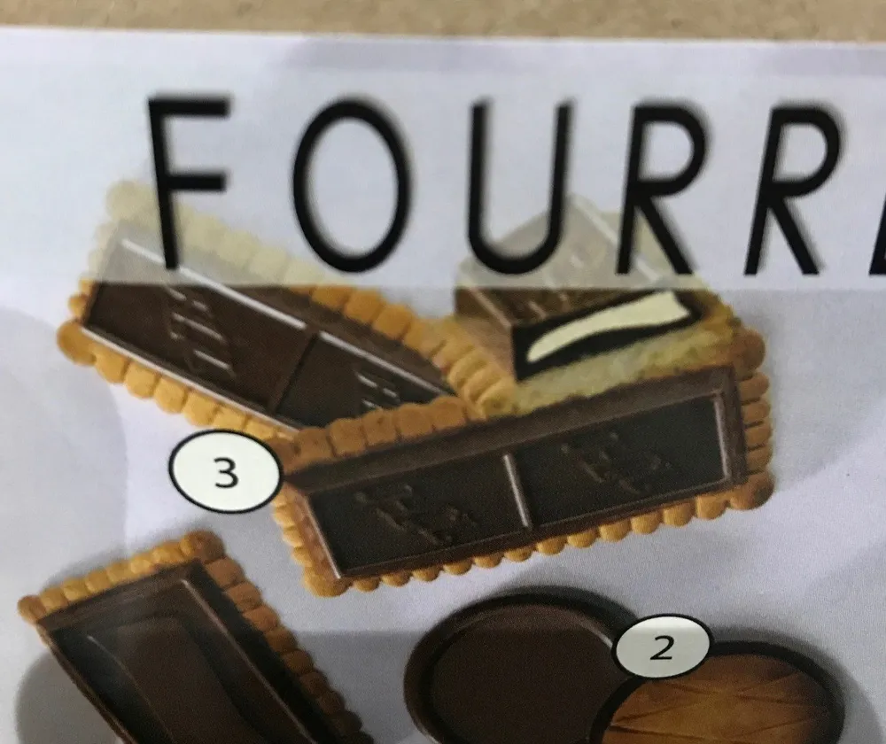 Biscuit avec tablette de chocolat au lait fourée au lait