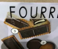Biscuit avec tablette de chocolat au lait fourée au lait