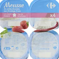 Mousse de crème fouettée sur fromage frais sur lit à la fraise