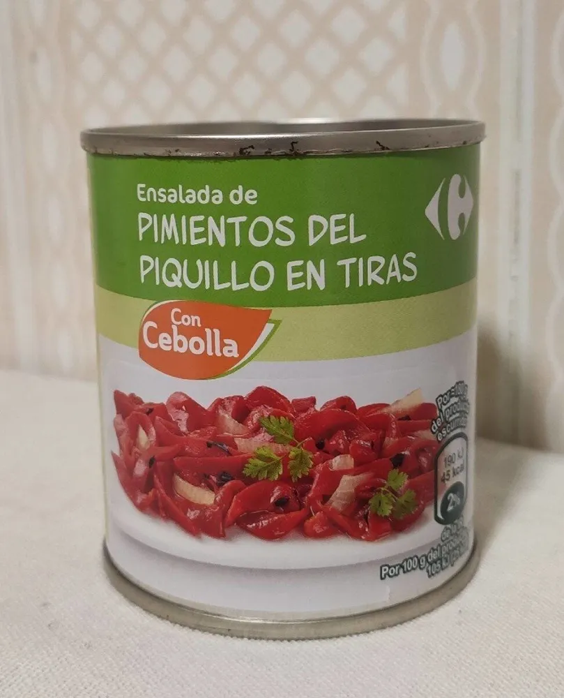 Ensalada de pimientos del piquillo en tiras con cebolla
