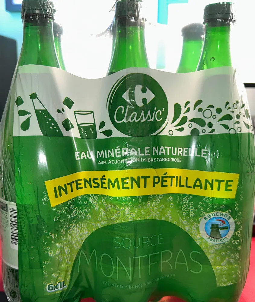 Eau minerale intensement petillante