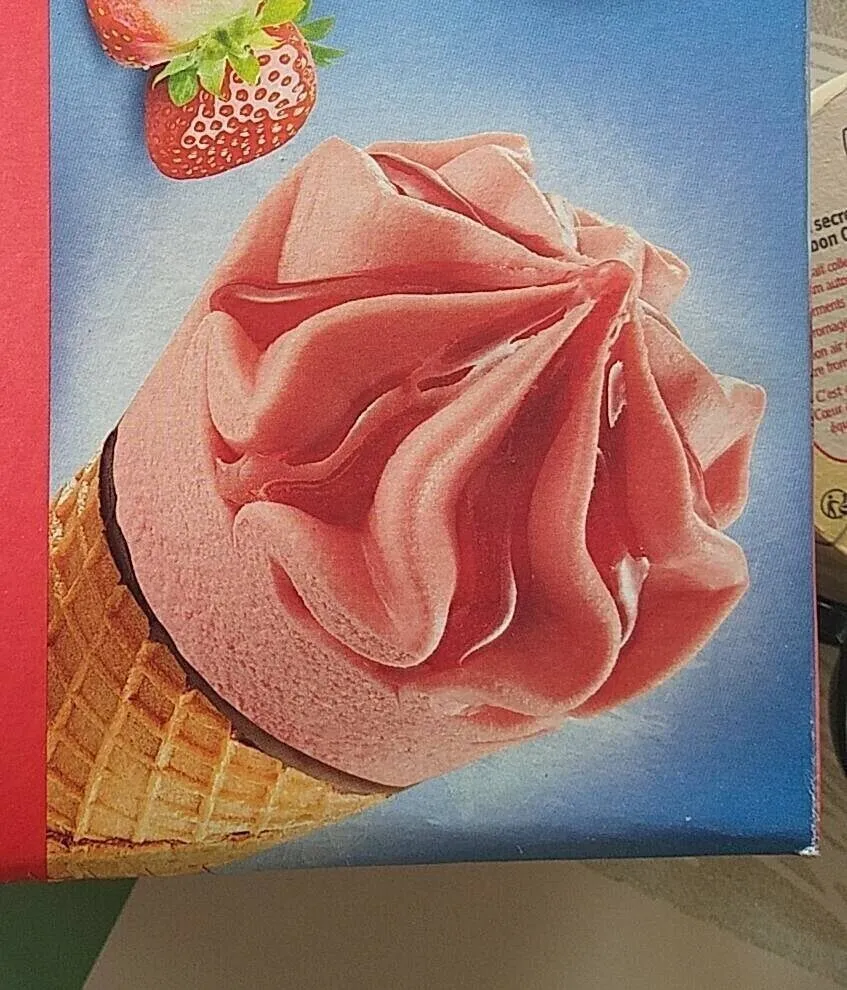 Glace fraise sauce fruit rouge