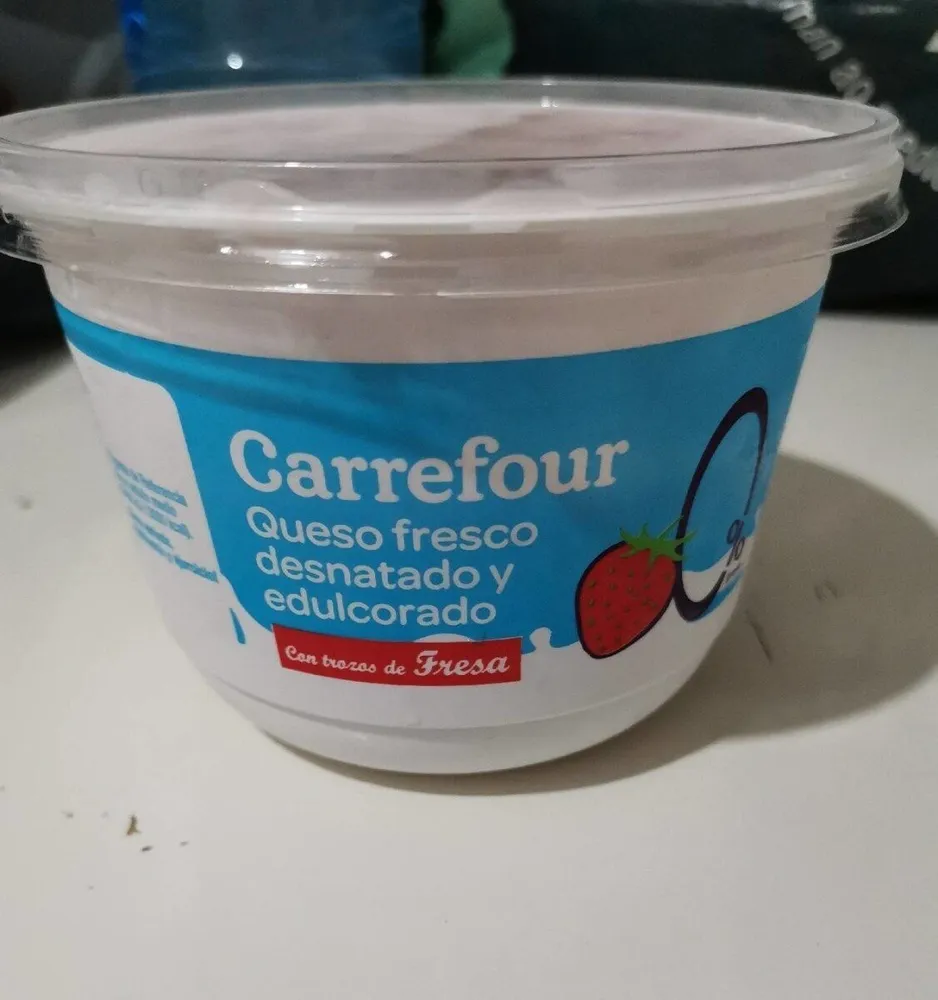 Queso fresco desnatado y edulcorado con trozos de fresa
