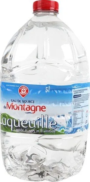 Eau de source de montagne fontaine