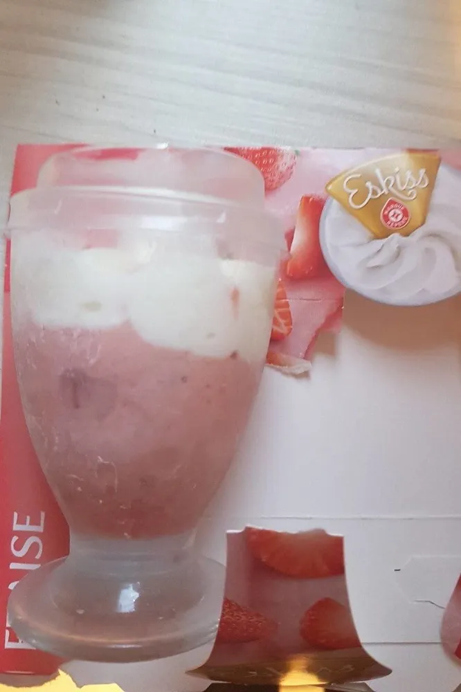 2 coupes de glace à la fraise