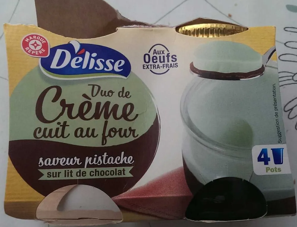 Petit pot de crème pistache sur lit de chocolat