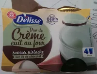 Petit pot de crème pistache sur lit de chocolat