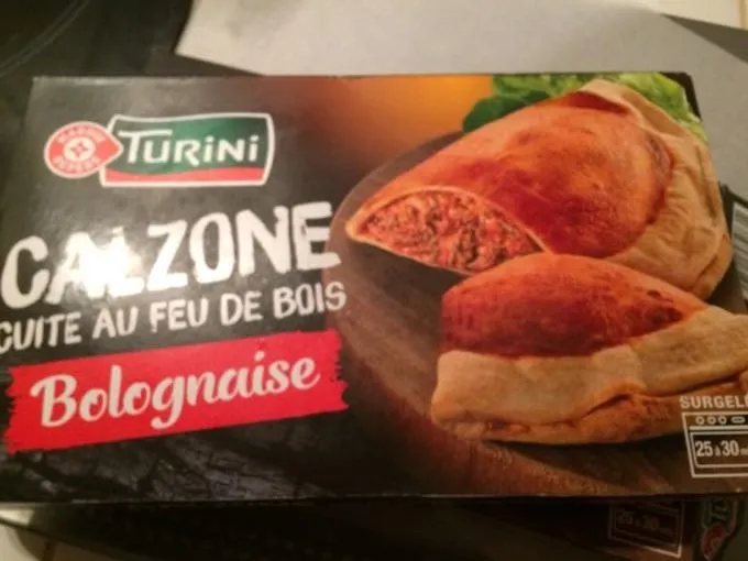 Pizza calzone bolognaise