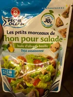 Préparation salade aux morceaux de thon huile d'olive et basilic