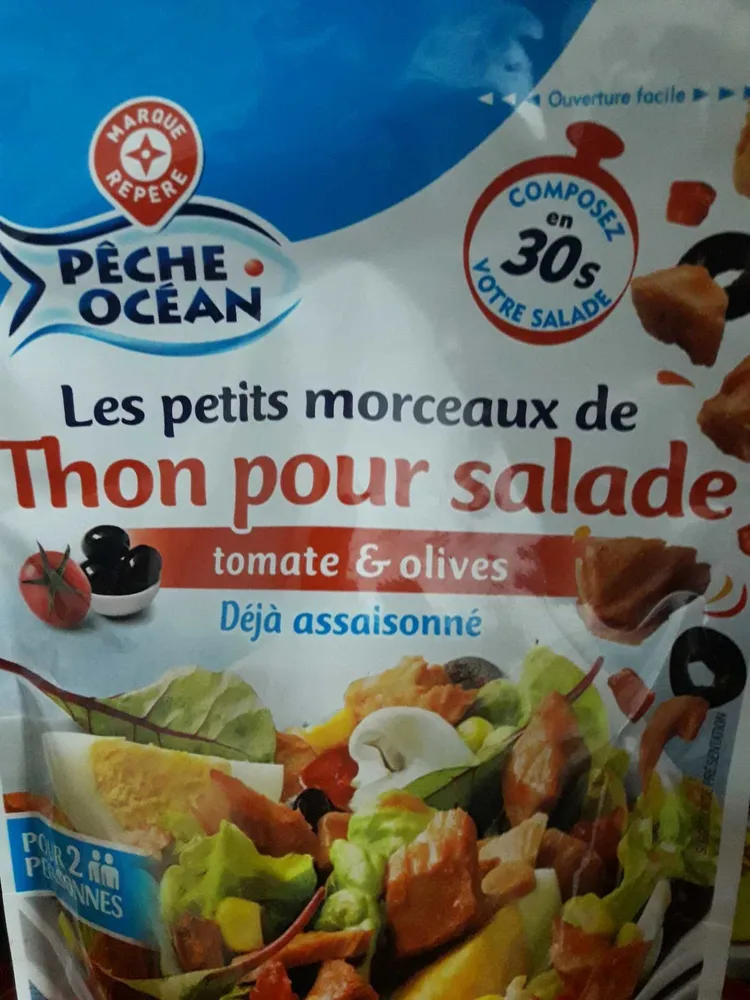 Préparation salade aux morceaux de thon tomate et olives