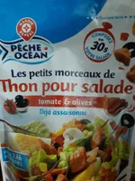 Préparation salade aux morceaux de thon tomate et olives