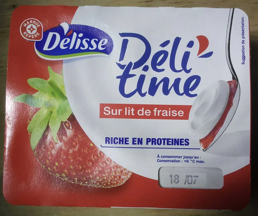 Encas riche en protéines sur lit de fraise