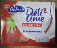 Encas riche en protéines sur lit de fraise