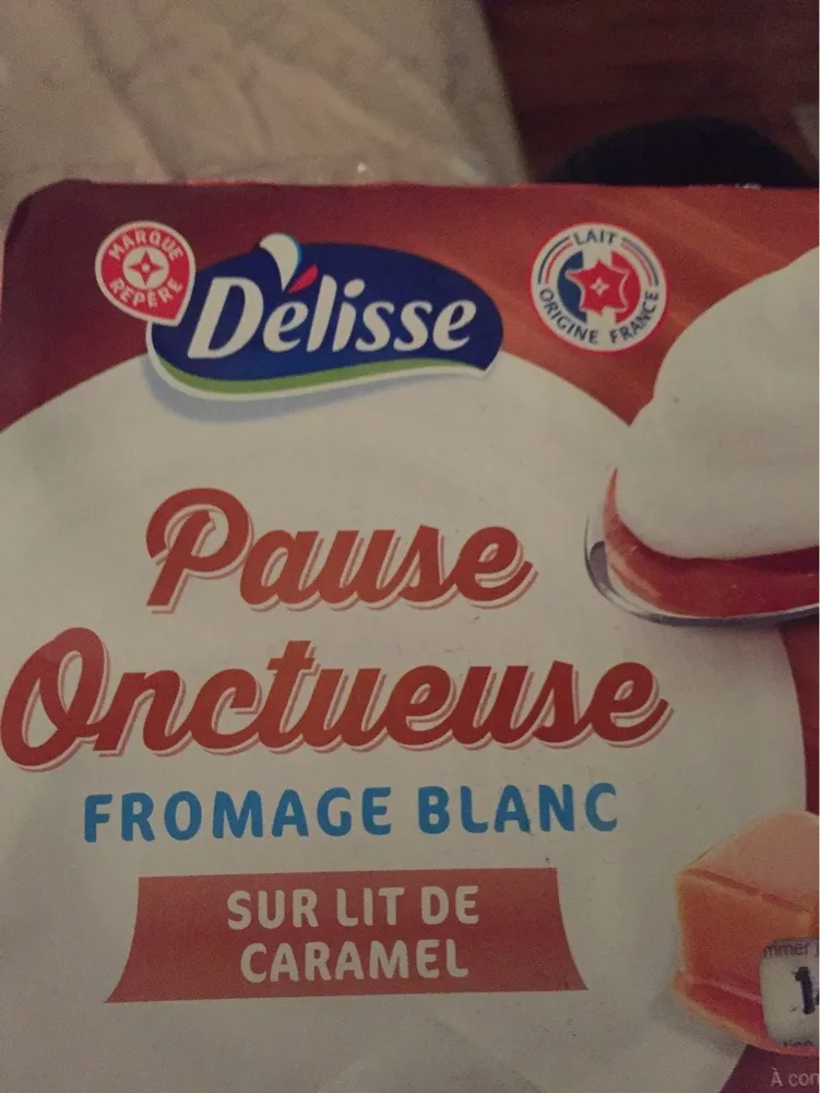Pause onctueuse fromage blanc sur lit de caramel