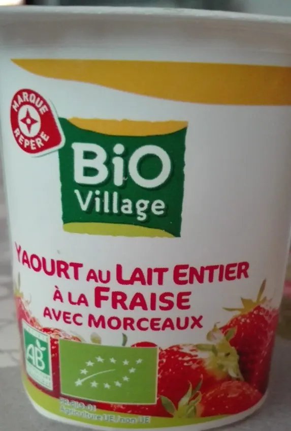 YAOURT AU LAIT ENTIER À LA FRAISE AVEC MORCEAUX
