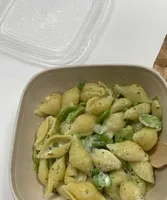 Pâtes préparés aux petits poids, fèves et crème de gorgonzola