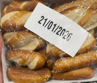 petits pains en pâte à bretzel aux graines décongelés