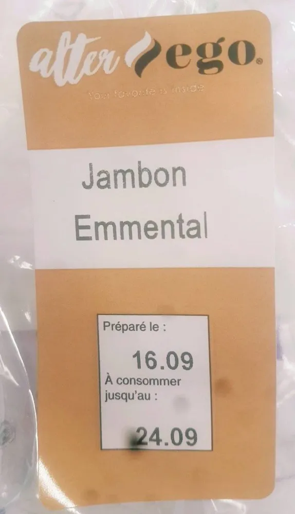 Sandwich au pain spécial garni de jambon cuit et d'emmental