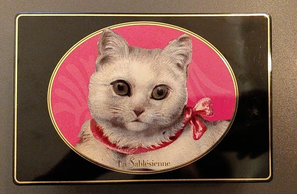 La Sablesienne - Metal Box “White Cat”, 250g (8.8oz)