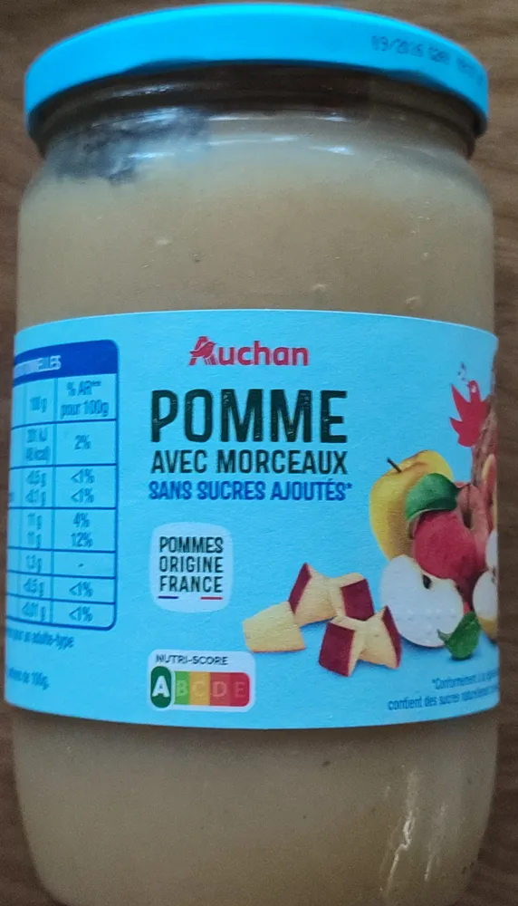 Pomme avec morceaux sans sucres ajoutés**Conformément à la réglementation des purées, contient des sucres naturellement présents dans les fruits.