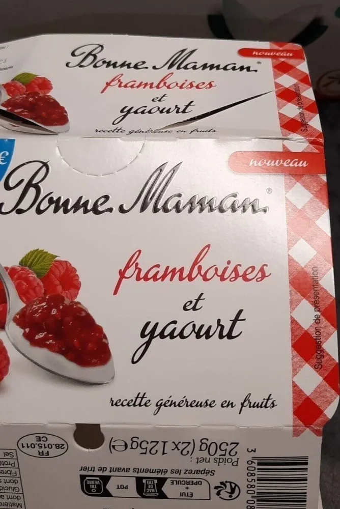 Framboises et yaourt au lait entier frais