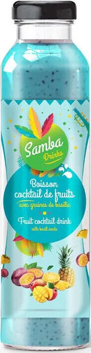 Boisson cocktail de fruits avec graines de basilic