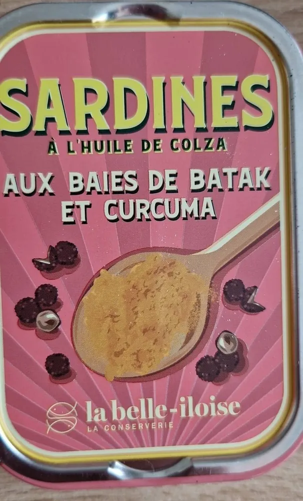 sardines à l'huile de colza aux baies de Batak et au curcuma