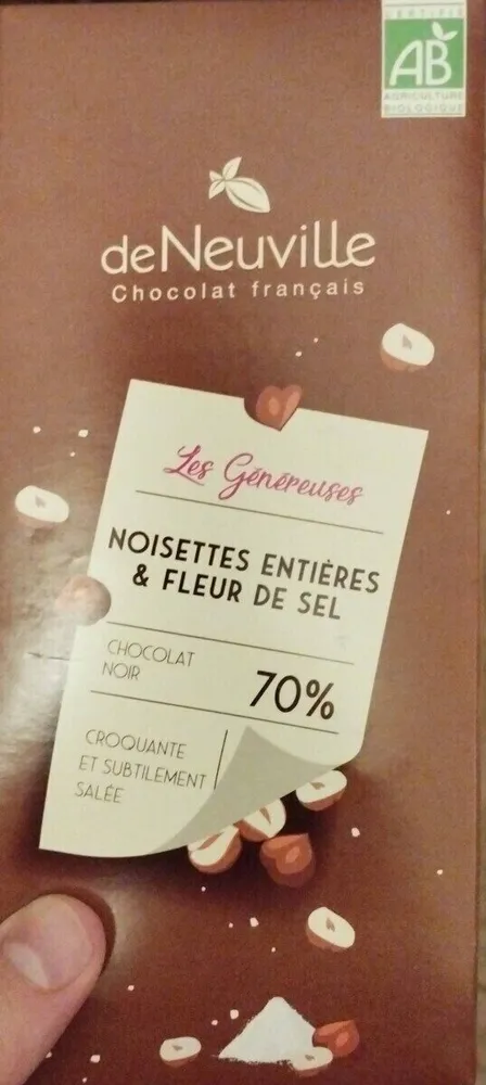 Noisettes entières et fleur de sel