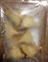 Plateau mini samoussas poulet créole et une sauce aigre douce