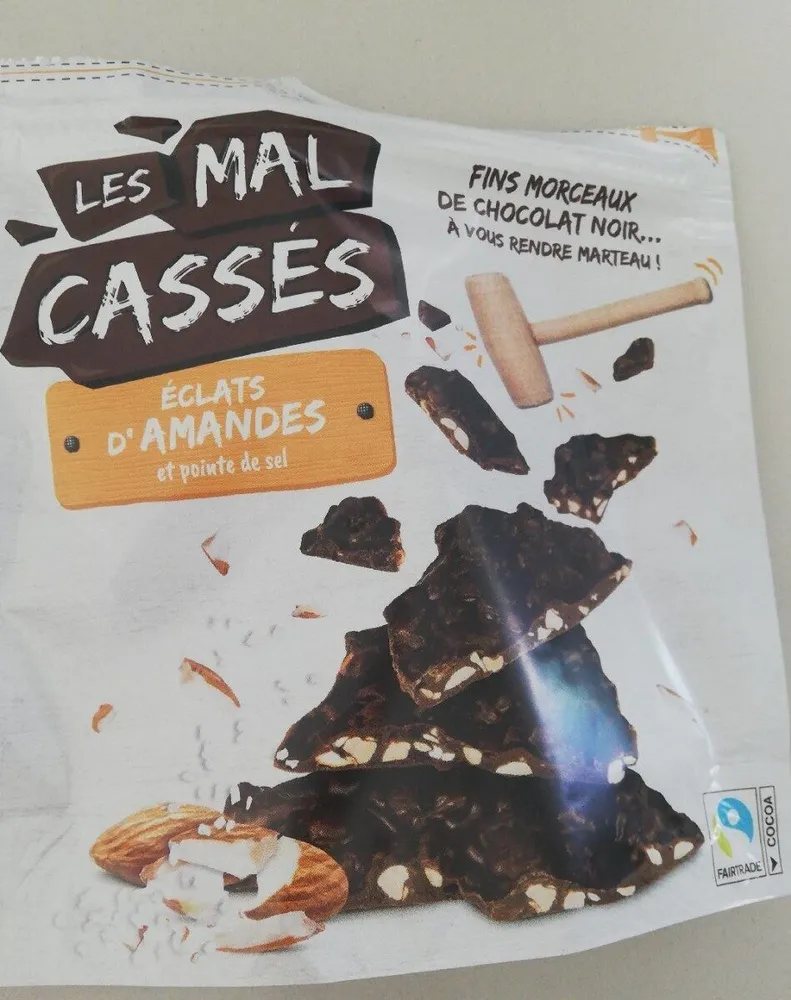 Les mal cassés éclats d'amandes et pointe de sel