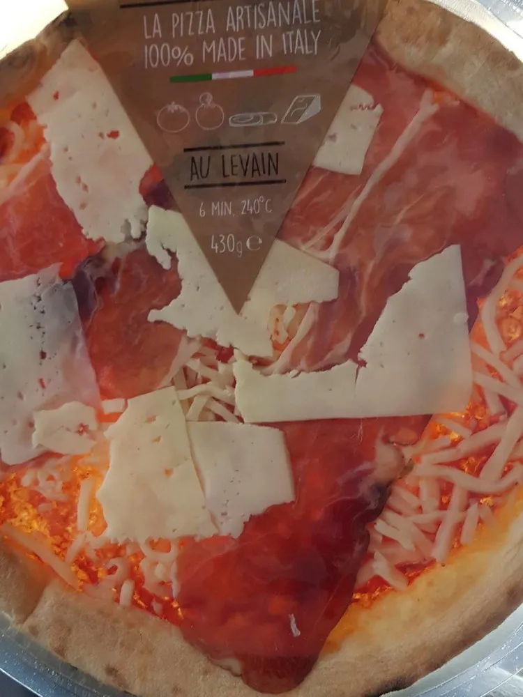 Pizza speck e montasio dop