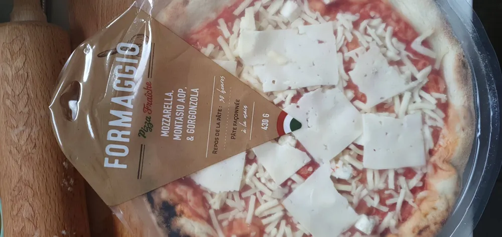 Pizza mozzarella, montasio aop, gorgonzola