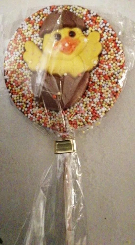 Sucette en chocolat au lait décorée