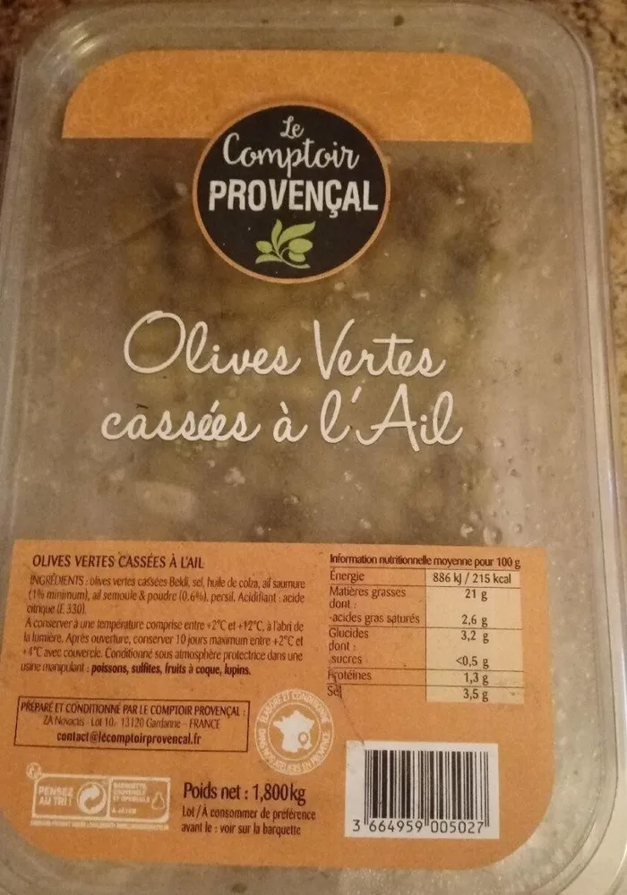 Olives vertes cassées à l'ail