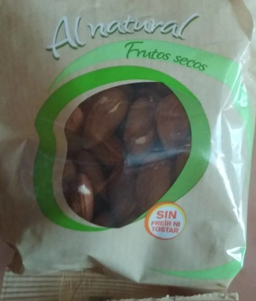 Almendra cruda con piel