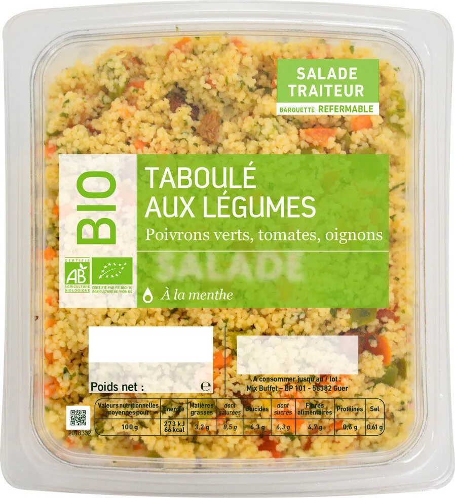 Taboulé aux légumes - poivrons verts, tomates, oignons à la menthe