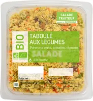 Taboulé aux légumes - poivrons verts, tomates, oignons à la menthe