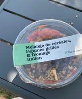 Mélange de céréales , légumes grillés et fromage italien