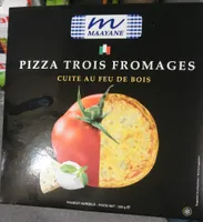 Pizza trois fromages cuite au feu de bois