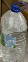 Agua mineral de manantial garrafa