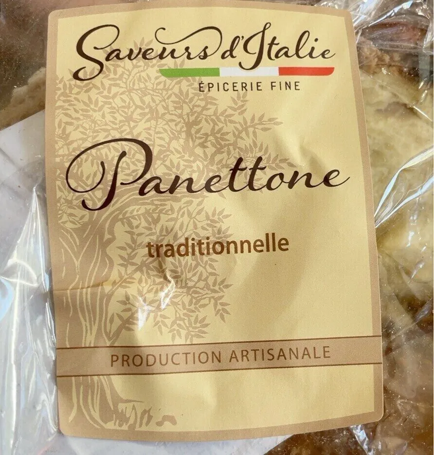 Panettone glacé aux noisettes avec morceaux de sucre et amandes
