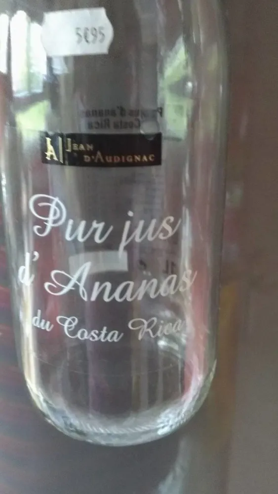 Pour jus d'ananas du Costa rica