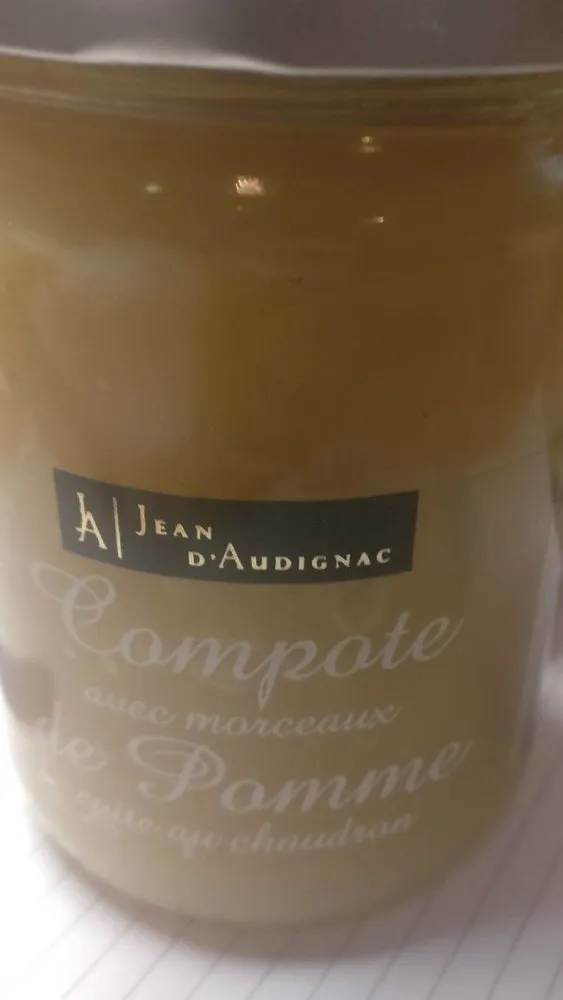 Compote avec morveaux de pomme cuite chaude au chaudron